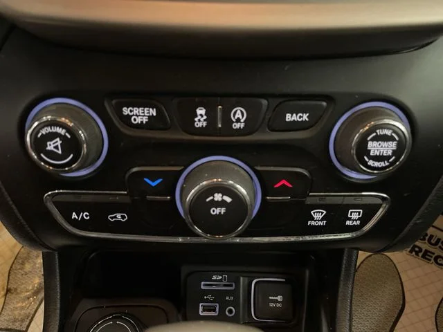 Used 2016 Brilliant Black Crystal Pearlcoat Jeep Latitude image 18