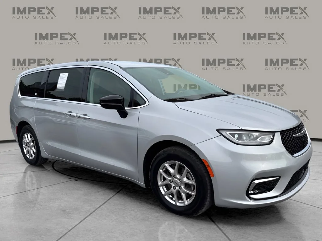Used 2024 Silver Chrysler Touring L image 7