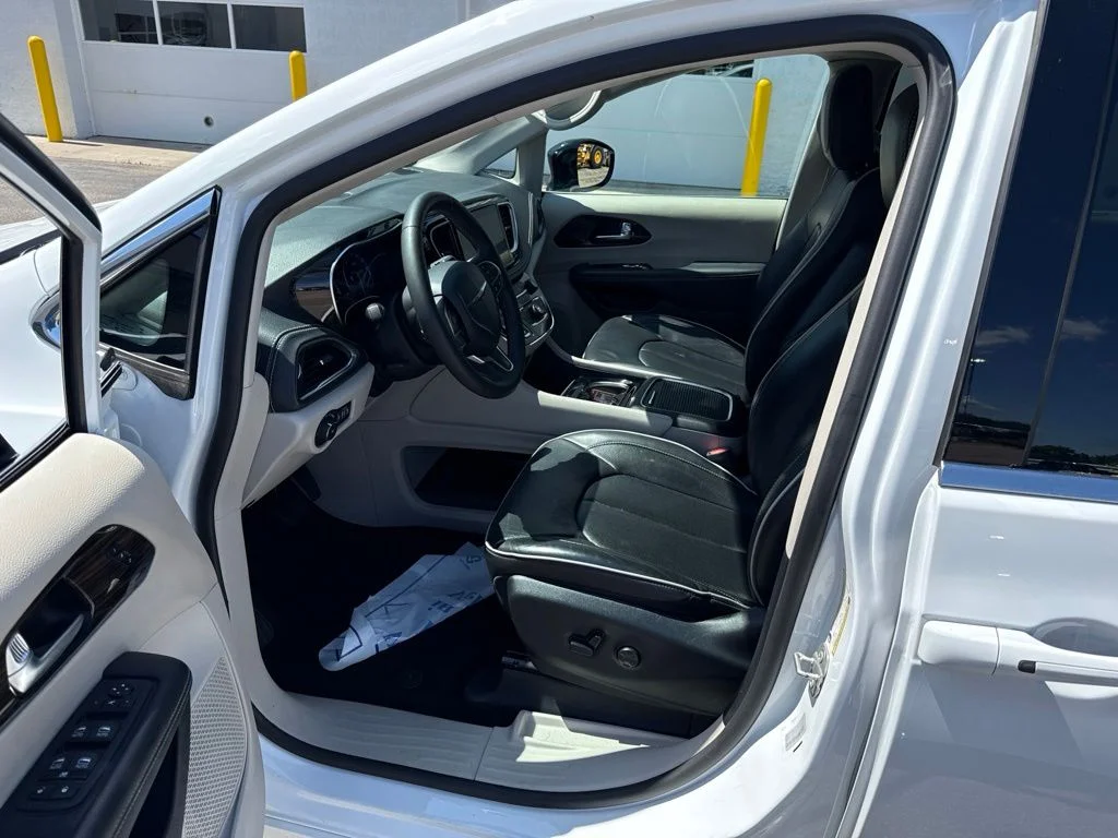 Used 2024 Bright White Clearcoat Chrysler Limited image 13