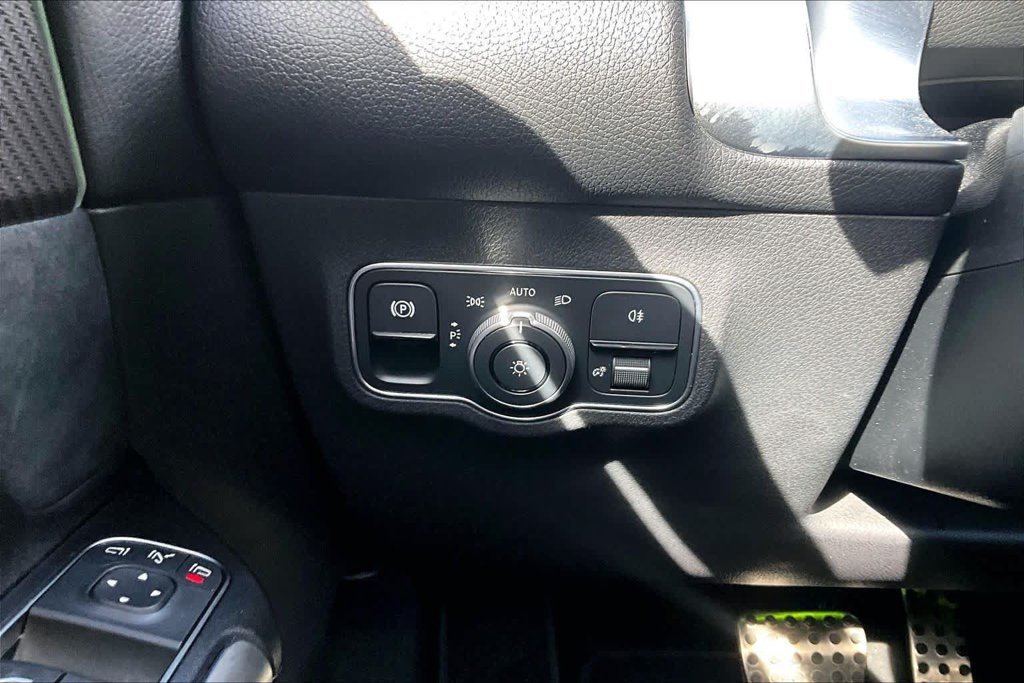Used 2025 White Mercedes-Benz GLB 35 AMG® image 34