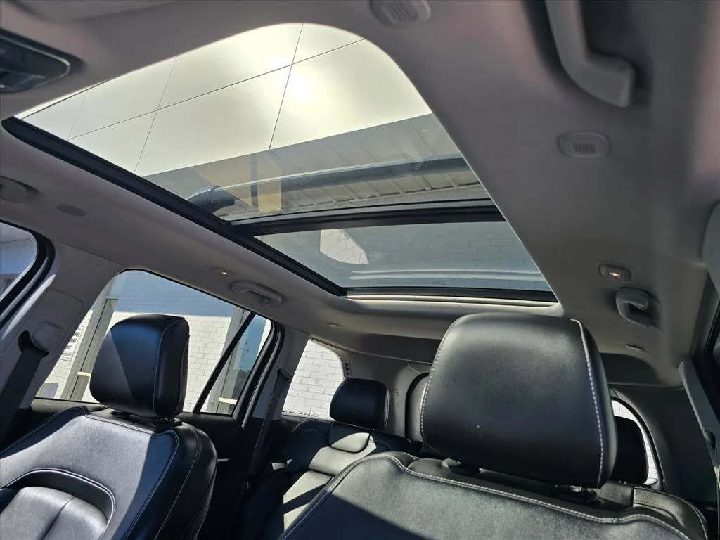 Used 2022 Gray Jeep Limited image 9