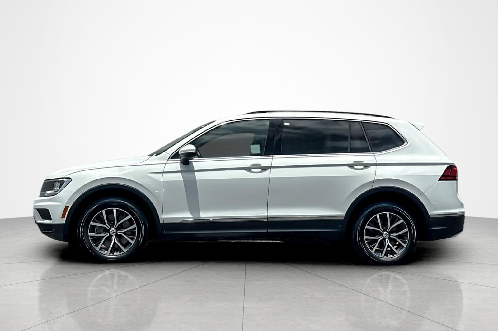Used 2018 WHITE Volkswagen SEL image 2