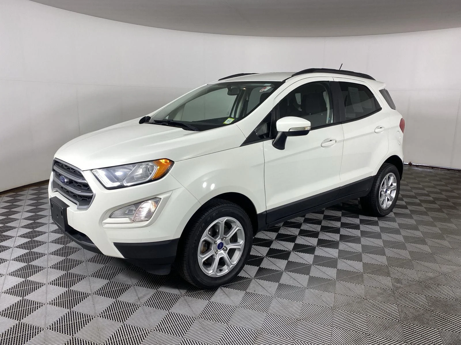 Used 2019 Diamond White Ford SE image 7
