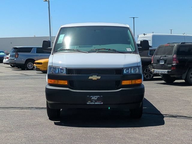 New 2026 Summit White Chevrolet WT image 3