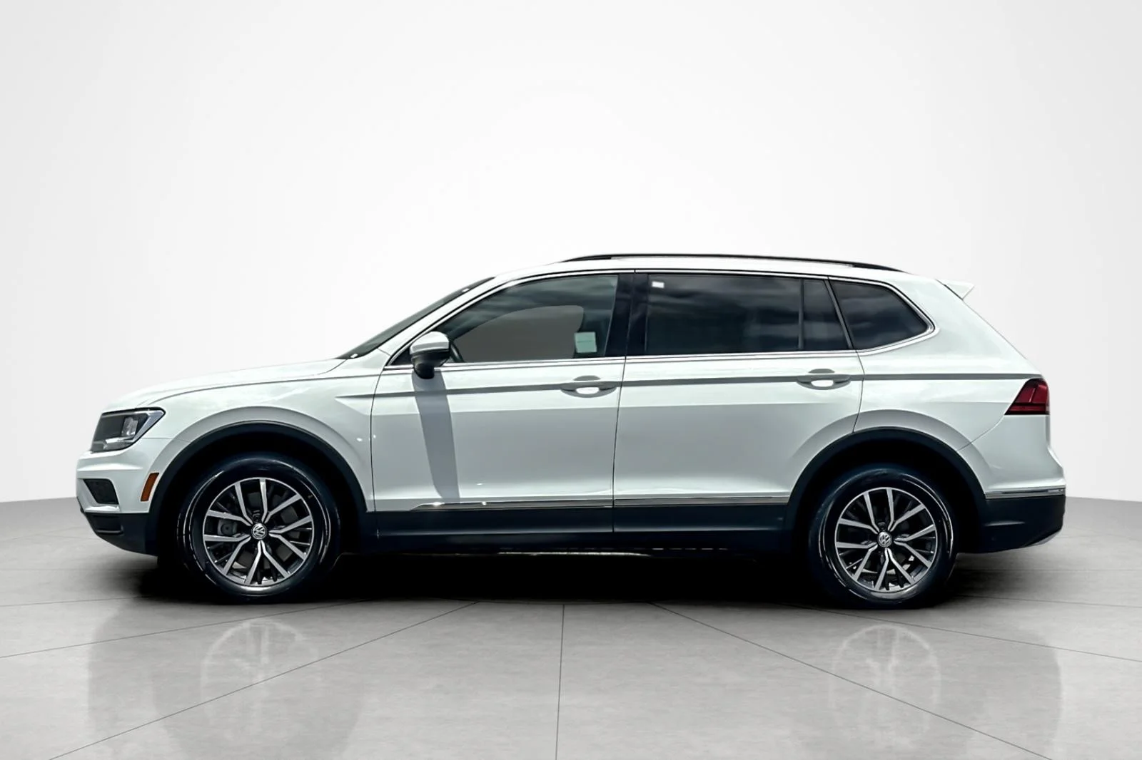 Used 2018 WHITE Volkswagen SEL image 2