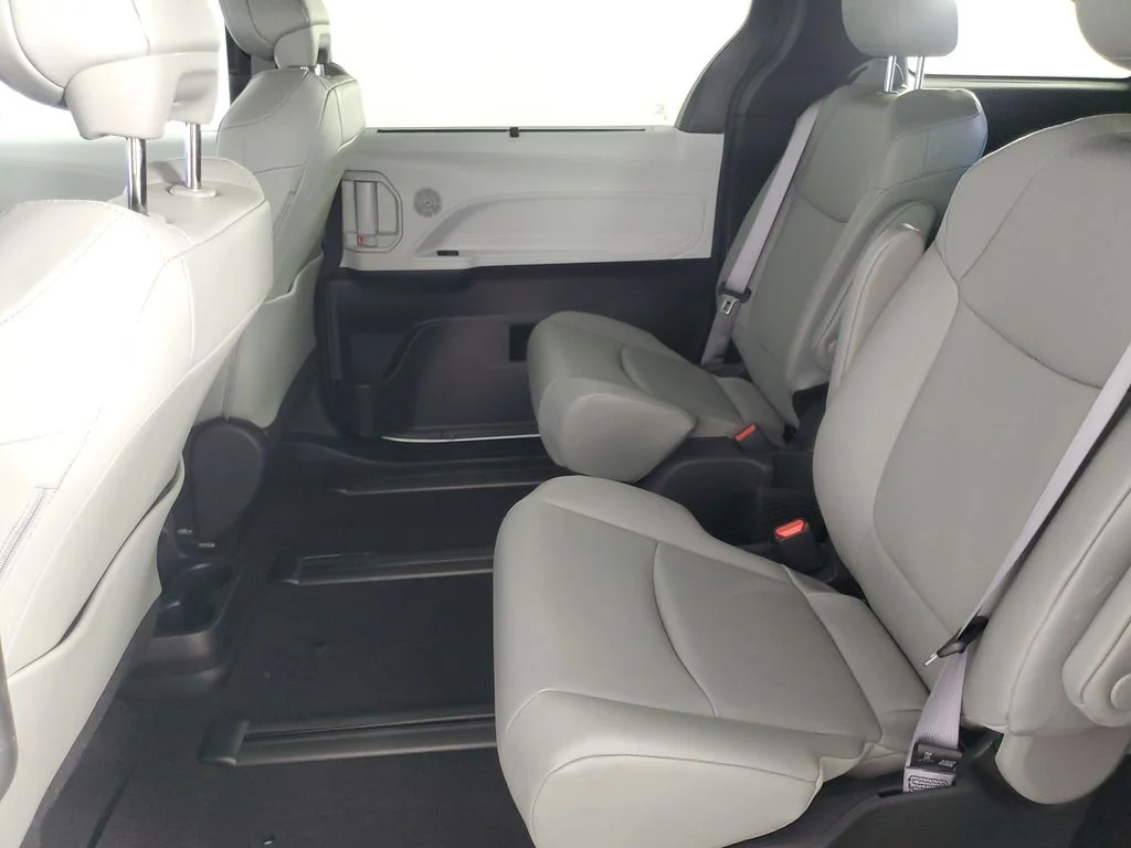 2025 Toyota Sienna XLE - Photo 13