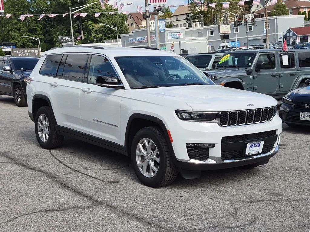 Used 2023 White Jeep Limited image 3