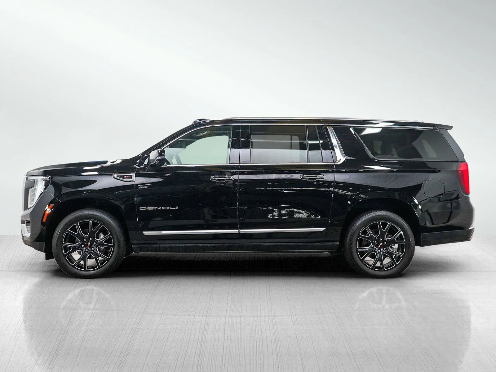 Used 2025 GMC Yukon XL Denali with VIN 1GKS2JRL2SR156520 for sale in Bloomington, Minnesota