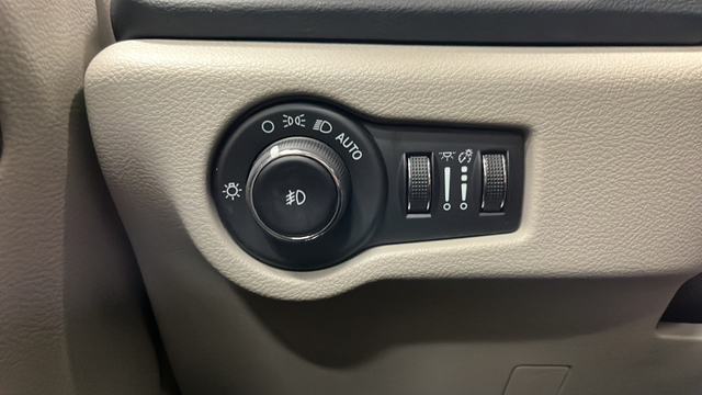 Used 2024 Brilliant Black Crystal Pearlcoat Chrysler Touring L image 32