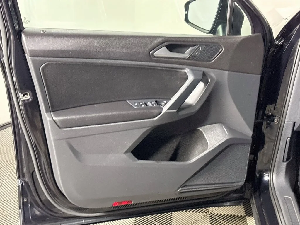 Used 2018 Black Volkswagen 2.0T SE image 10