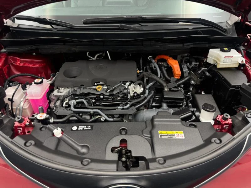 Used 2023  Toyota XLE Minivan 4D image 28