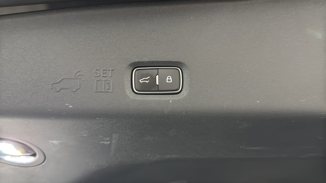 Used 2025 Agate Black Metallic Ford Active image 30