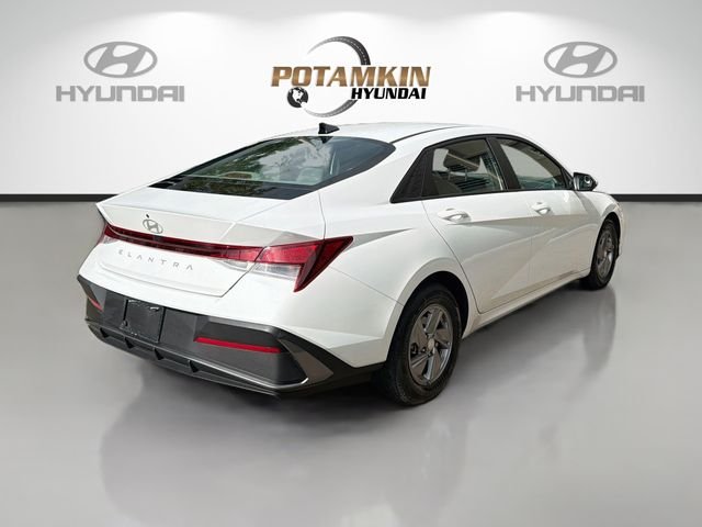 Used 2025 White Hyundai SE image 5