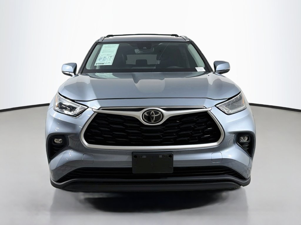 Used 2021  Toyota XLE image 2
