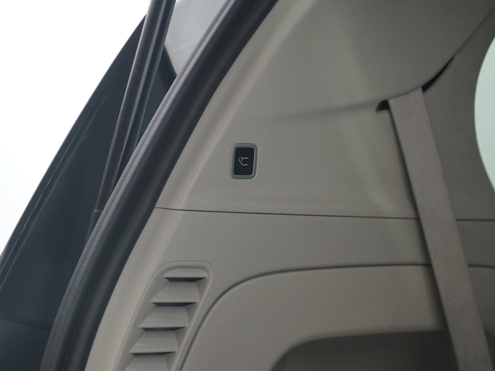 Used 2024 Bright White Clearcoat Chrysler Limited image 11