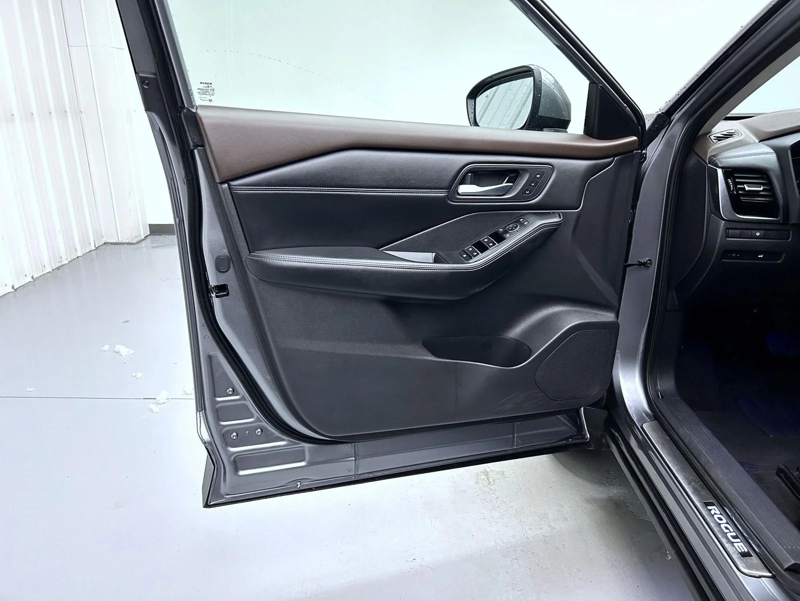 Used 2023 Gray Nissan SL image 9