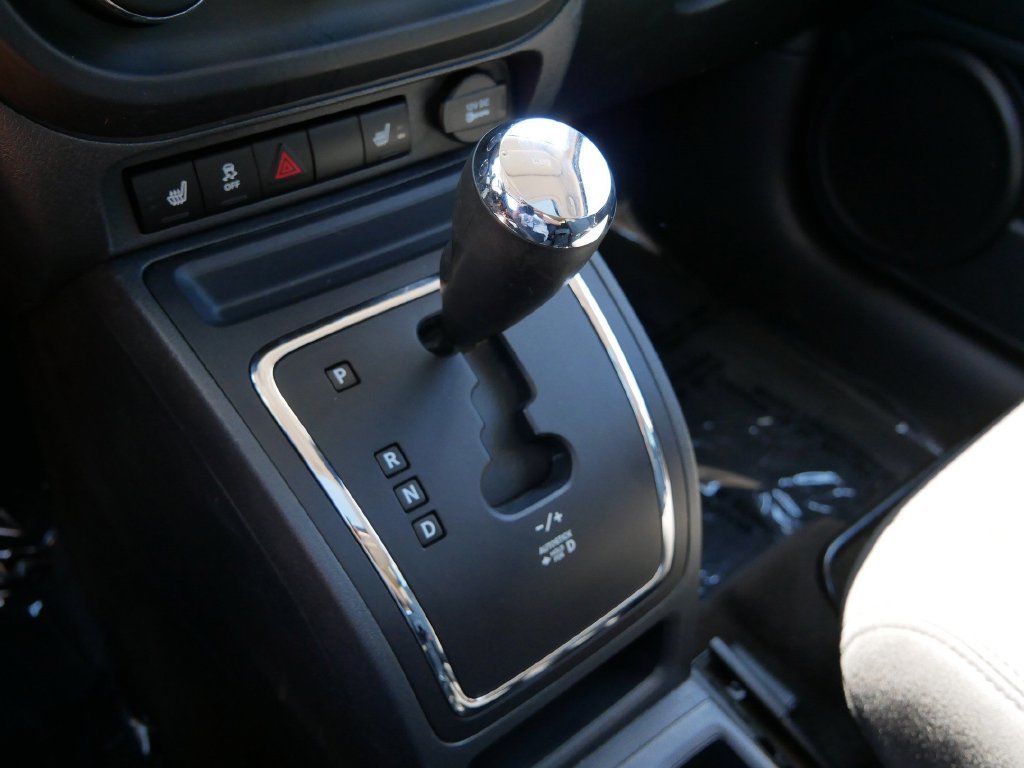 Used 2015 Silver Jeep Latitude image 23
