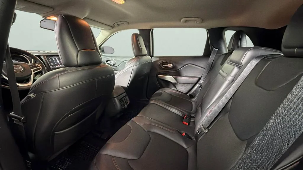 Used 2017 Silver Jeep Trailhawk 4x4 image 26