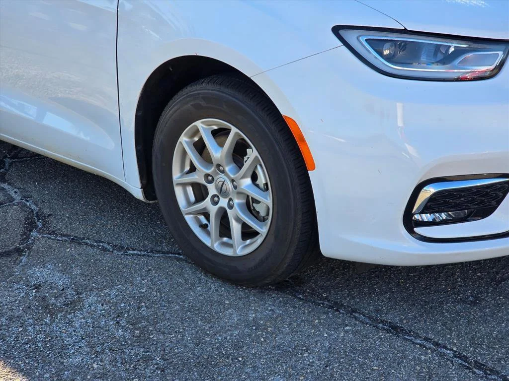Used 2025 White Chrysler Select image 17