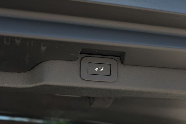 Used 2025 White Land Rover Dynamic SE image 71