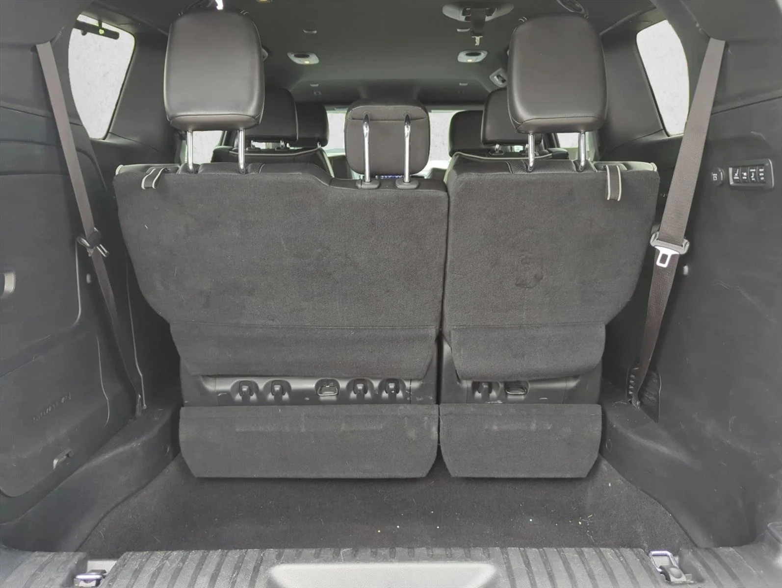 Used 2019 Dark Cordovan Pearlcoat Chrysler Limited image 9