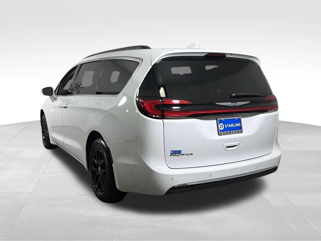 Used 2022 White Chrysler Touring L image 7
