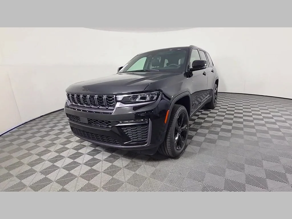 New 2026 Diamond Black Crystal Pearlcoat Jeep Limited image 36