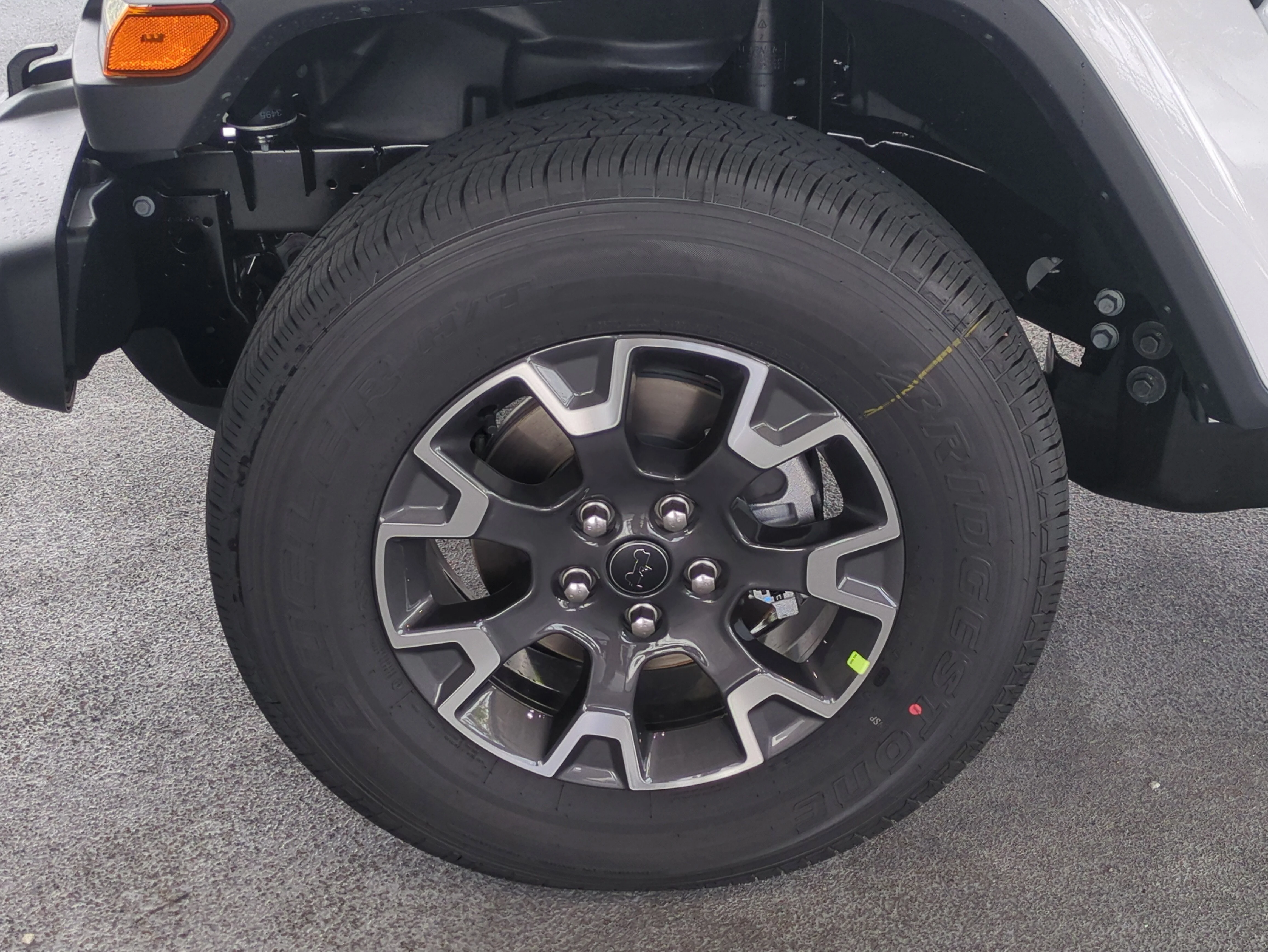 New 2026 Bright White Clear-Coat Exterior Paint Jeep Sahara image 10