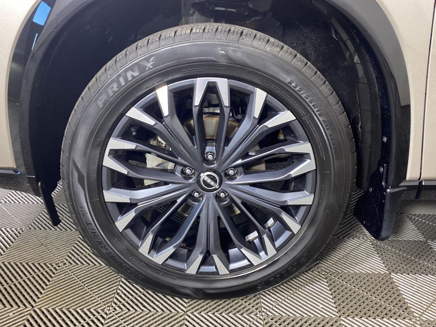 Used 2024 Champagne Silver Metallic/Super Black Nissan Platinum image 14