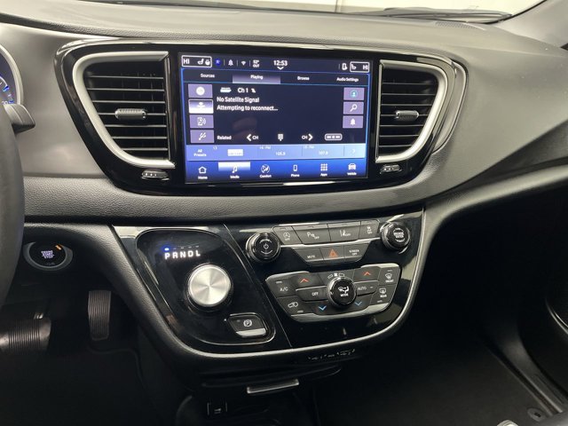 Used 2025 Diamond Black Crystal Pearlcoat Chrysler Select image 17
