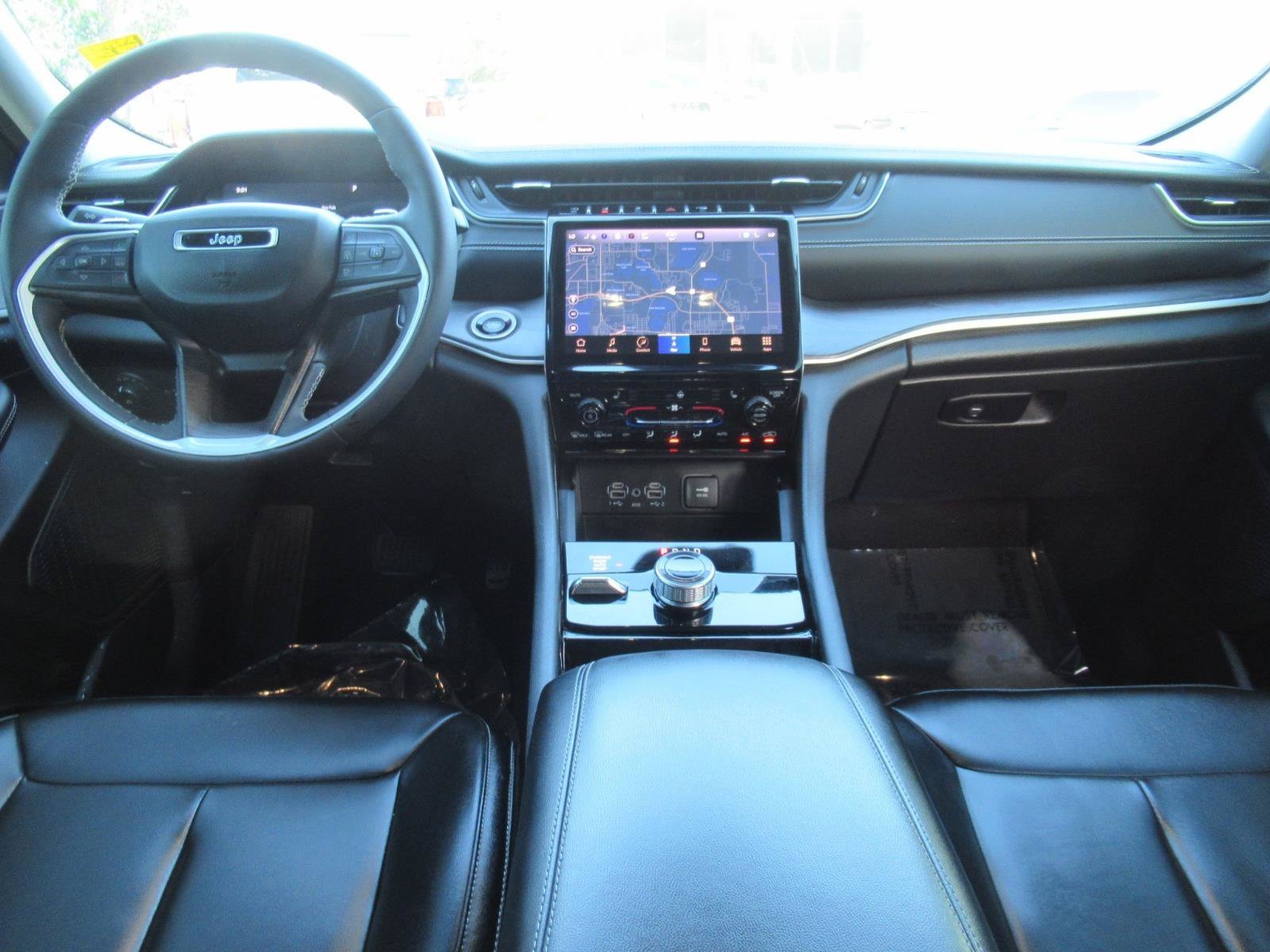 Used 2023  Jeep Limited image 12