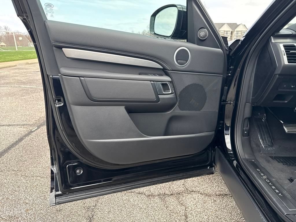 Used 2025 Black Land Rover Dynamic SE image 12