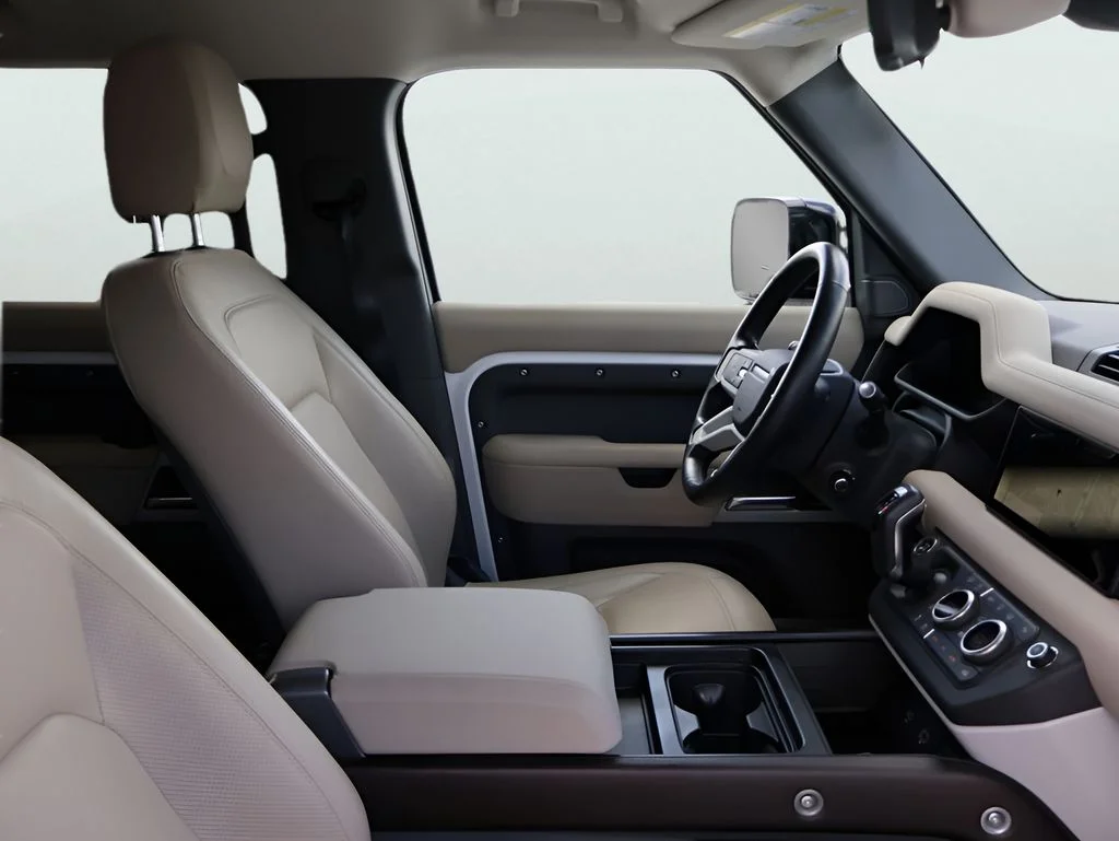 Used 2024 Fuji White Land Rover  image 8