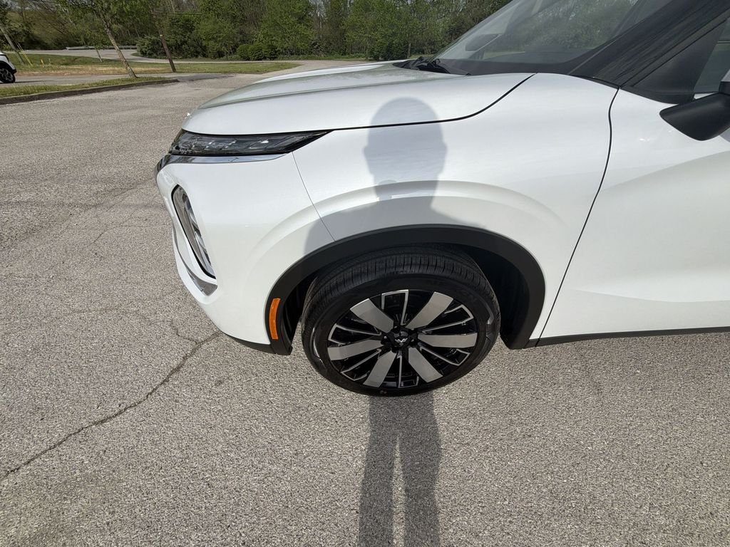New 2026 White Mitsubishi SE image 10