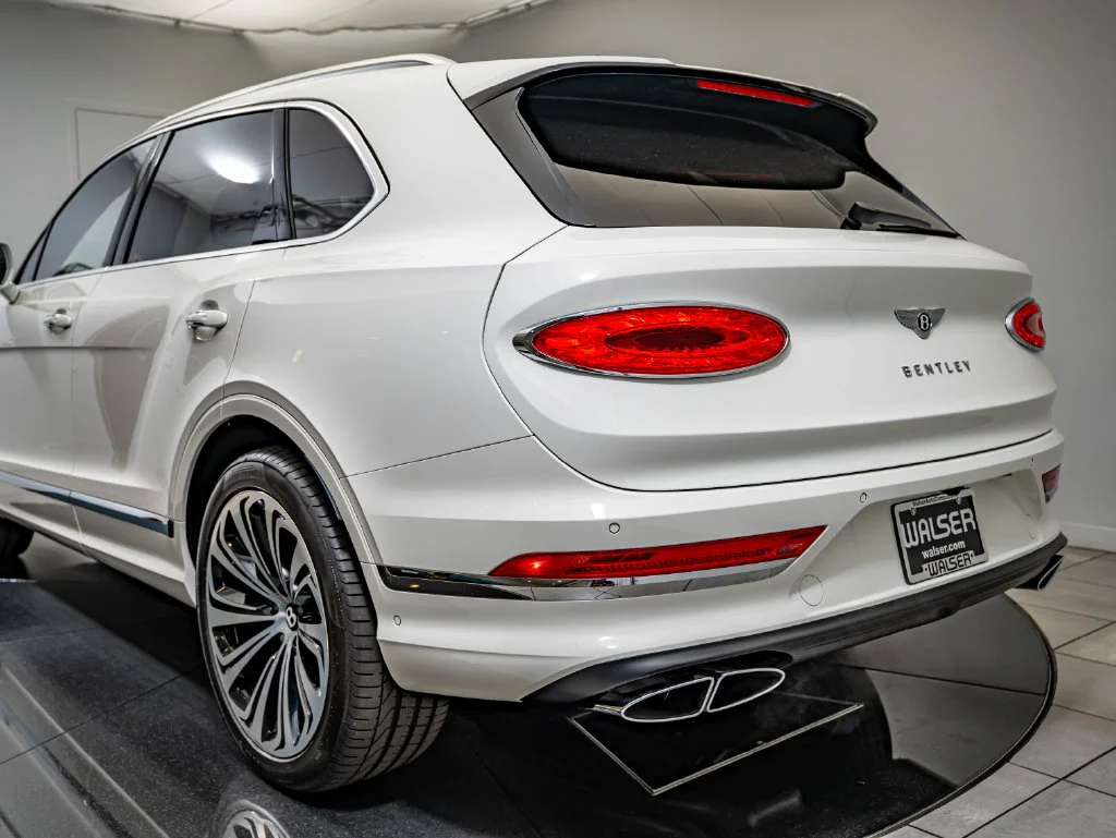 Used 2022 White Bentley V8 image 22