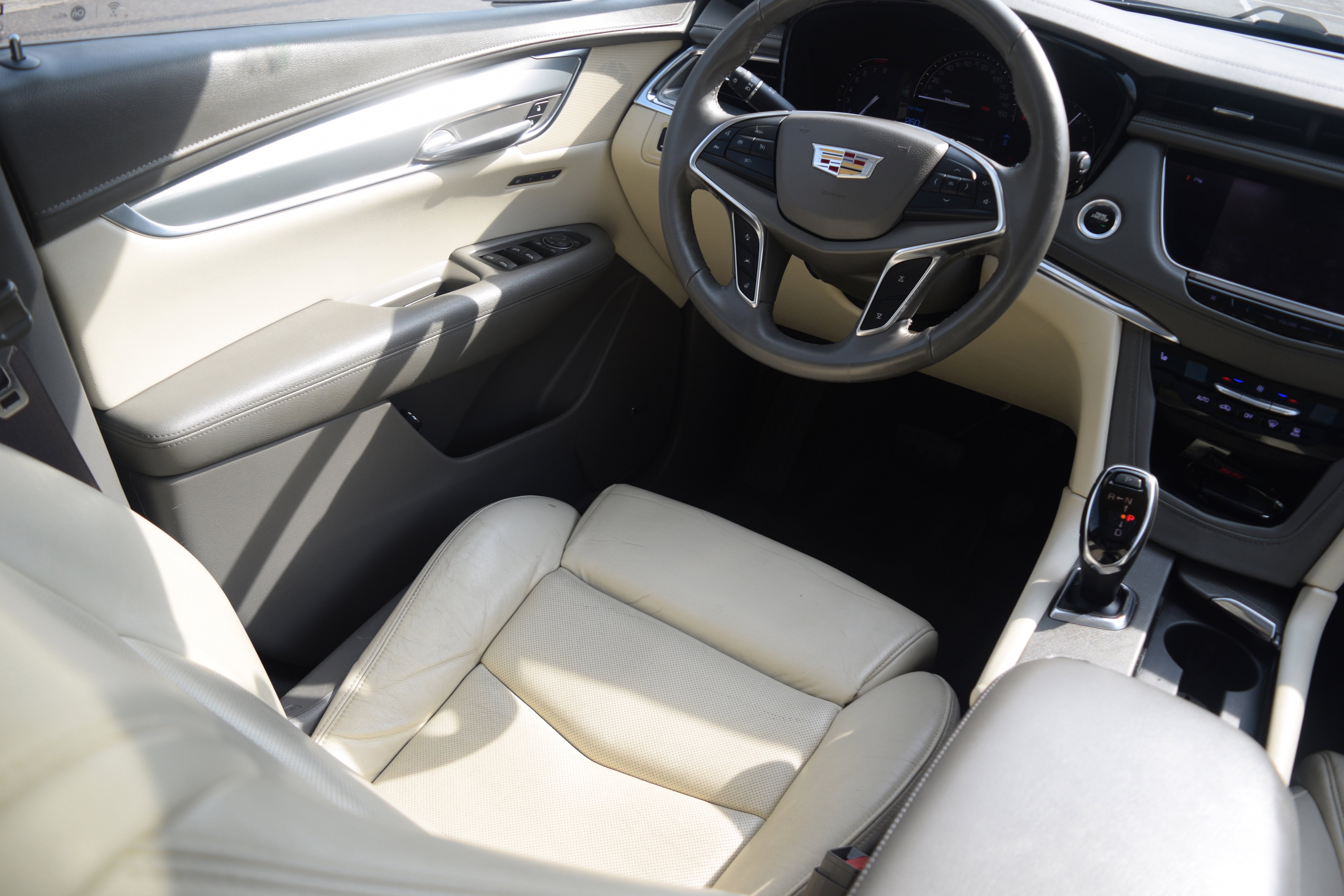 Used 2017 Cadillac XT5 Luxury with VIN 1GYKNBRS1HZ205239 for sale in Lebanon, OH