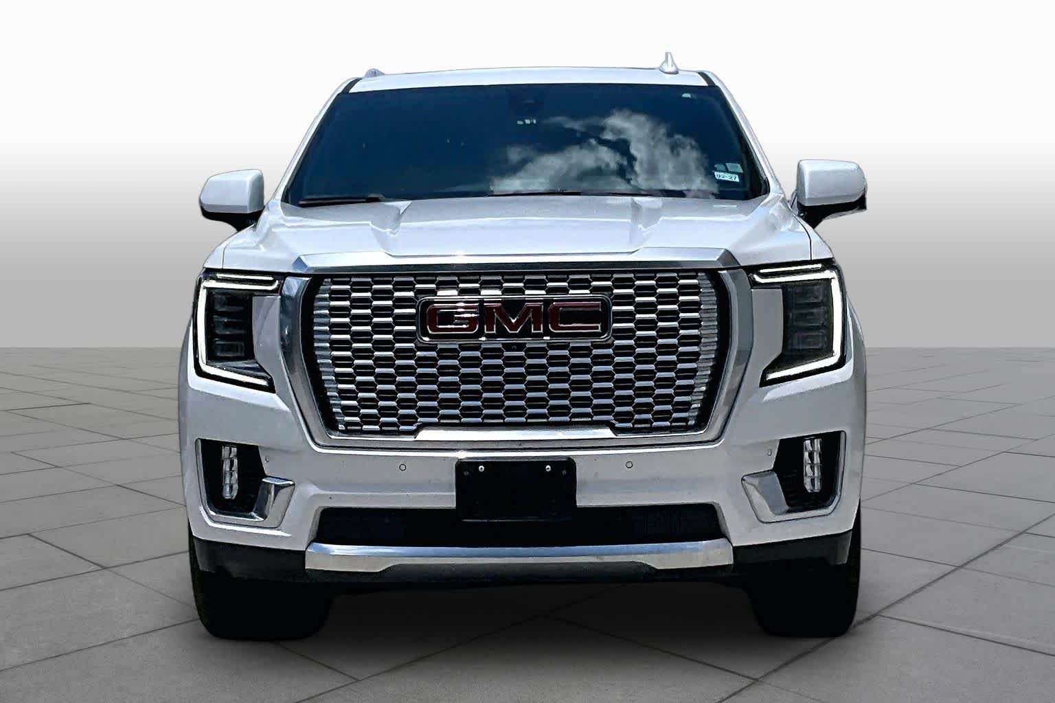 Used 2022 White Frost Tricoat GMC Denali image 3