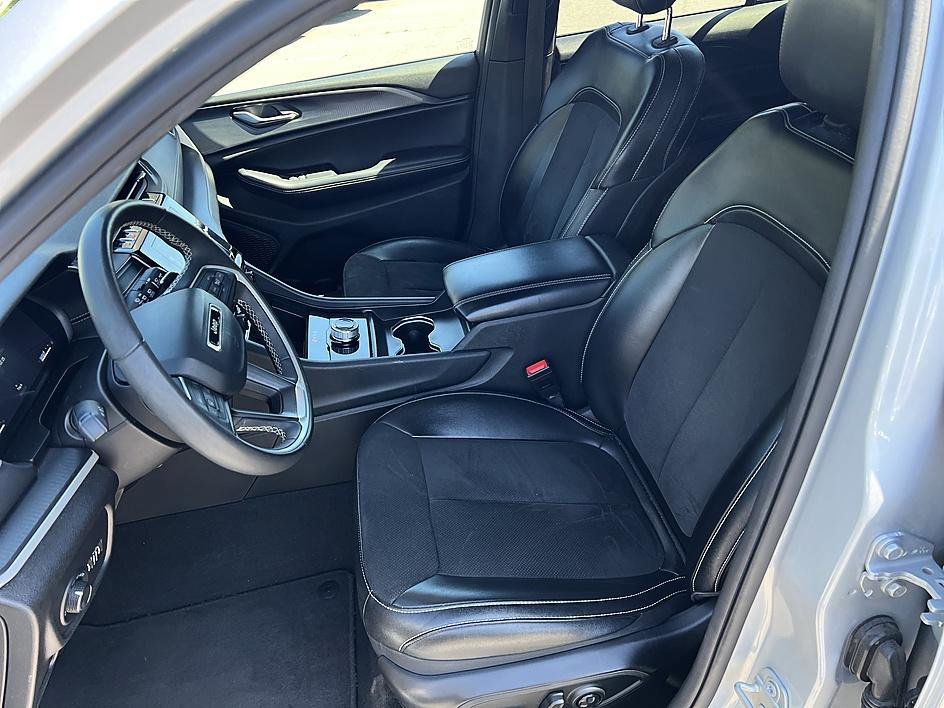 Used 2024 Silver Zynith Jeep Altitude image 13