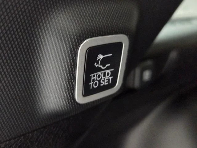 New 2026 Bright White Clear-Coat Exterior Paint Jeep Limited image 13