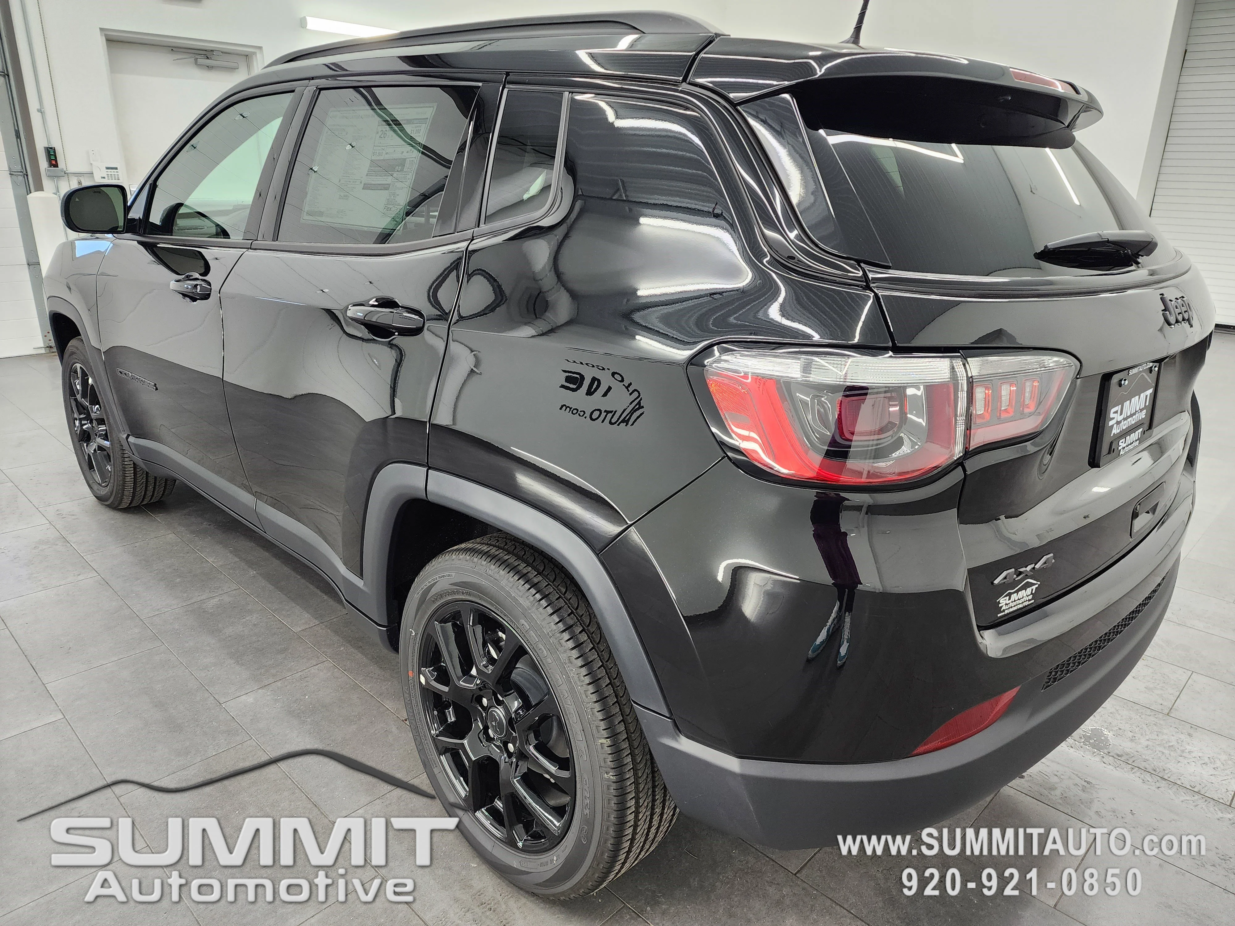 New 2026 Diamond Black Crystal Pearlcoat Jeep Latitude image 5