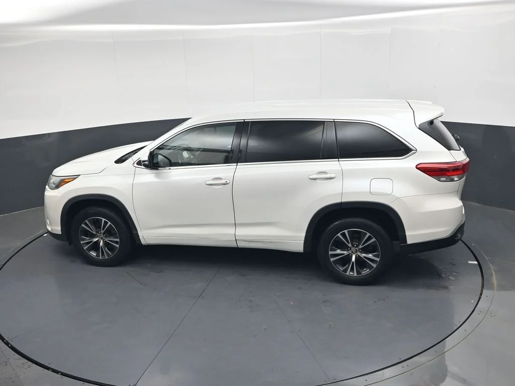 Used 2018 Blizzard Pearl Toyota LE image 20
