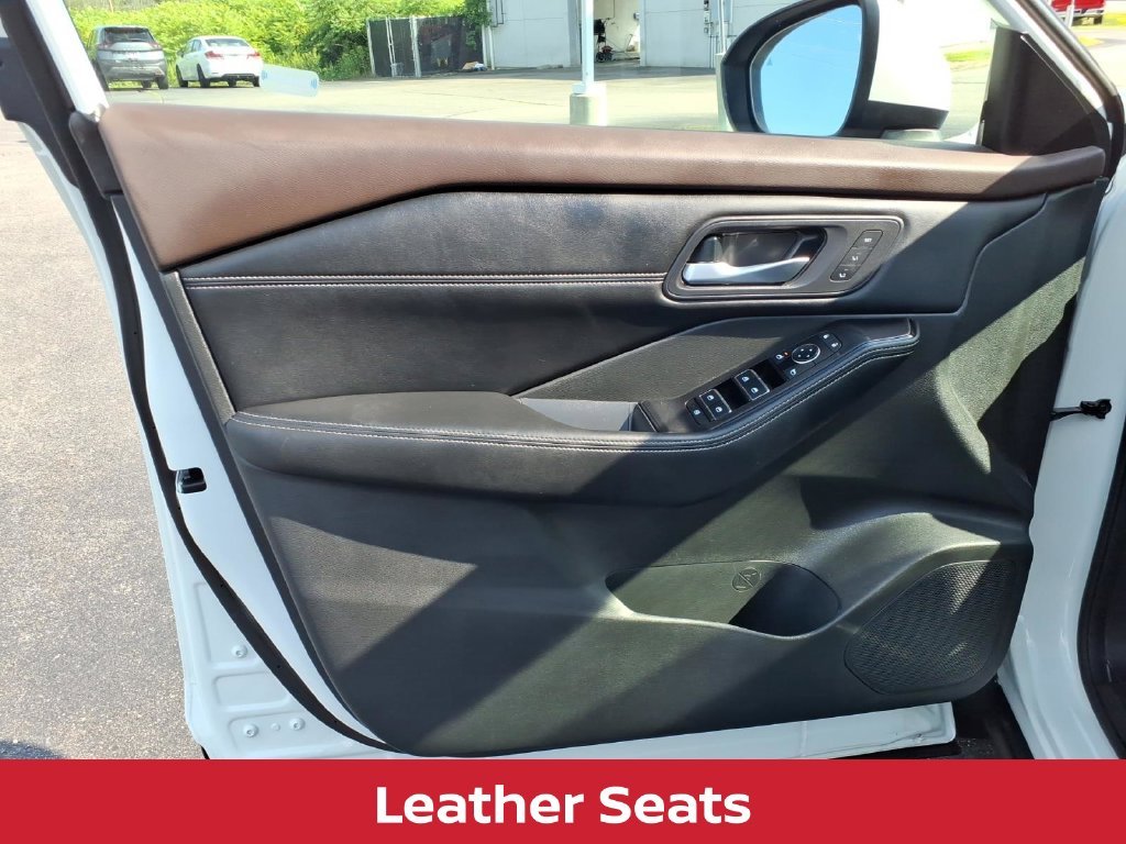 Used 2023 Pearl White Nissan SL premium w/heated leather seats & pano roof image 13