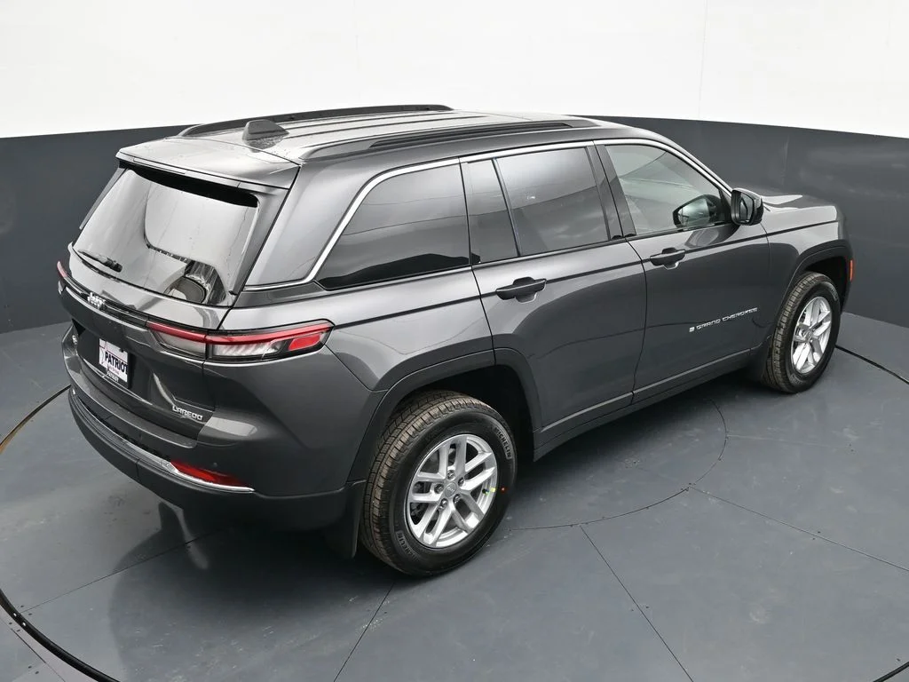 New 2026 Baltic Gray Metallic Clear-Coat Exterior Paint Jeep Laredo X image 32