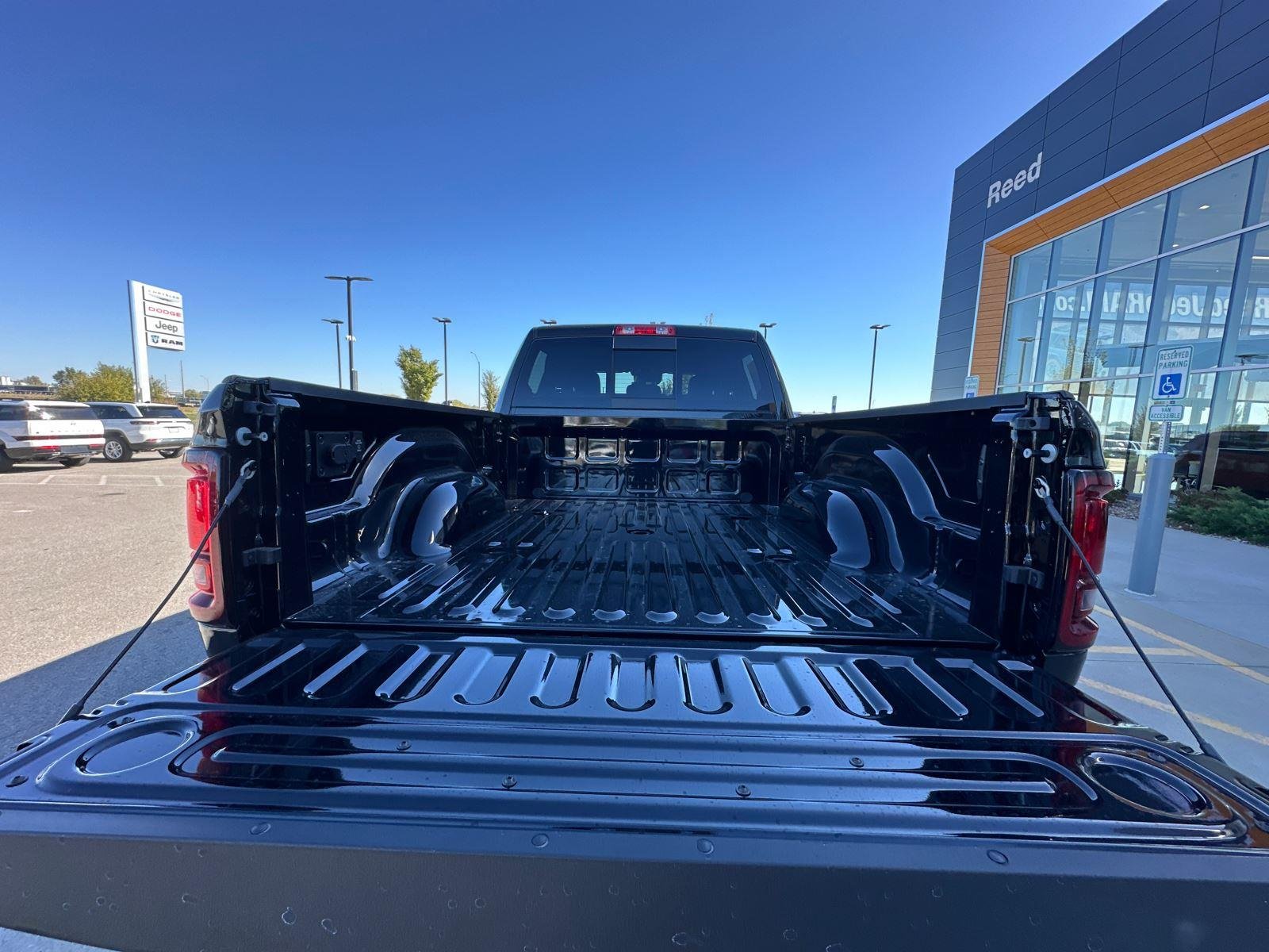 New 2026 Diamond Black Crystal Pearl-Coat Exterior Paint RAM Tradesman image 4