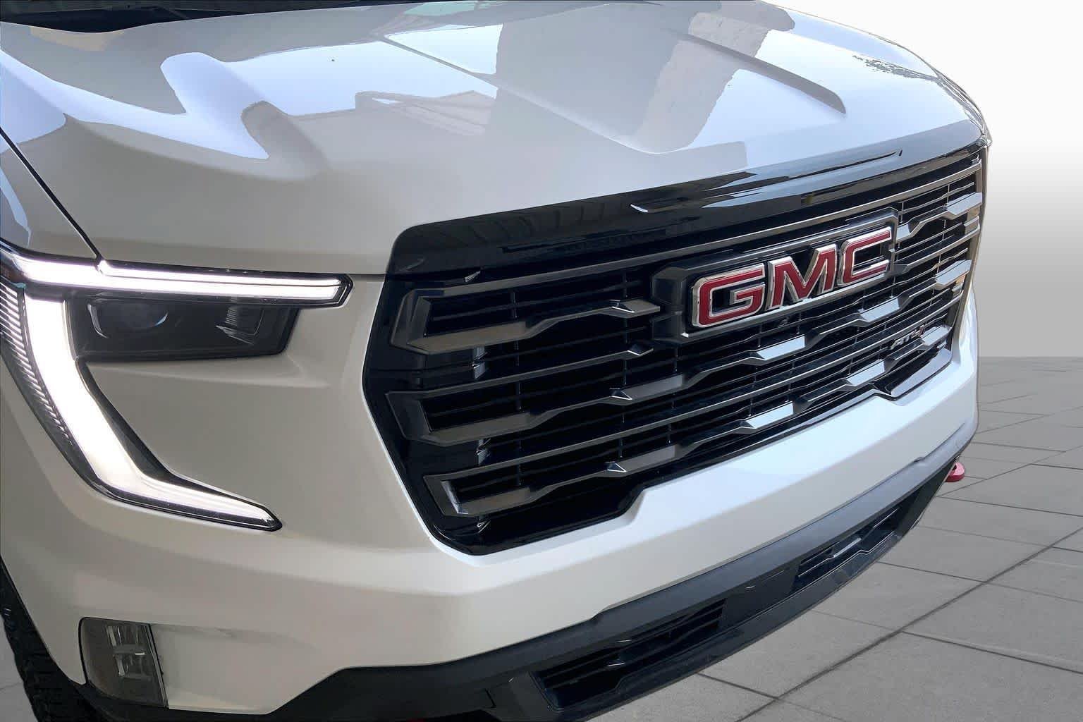Used 2025 White Frost Tricoat GMC AWD AT4 image 29