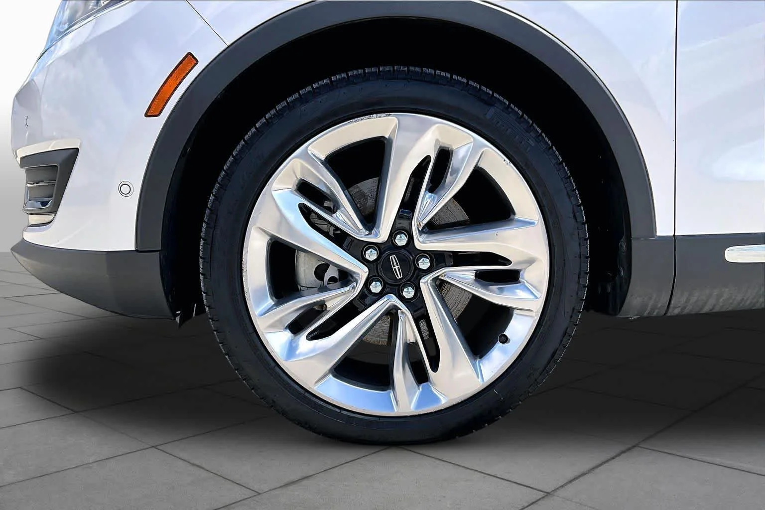 Used 2018 White Platinum Metallic Tri-Coat Lincoln Reserve image 11