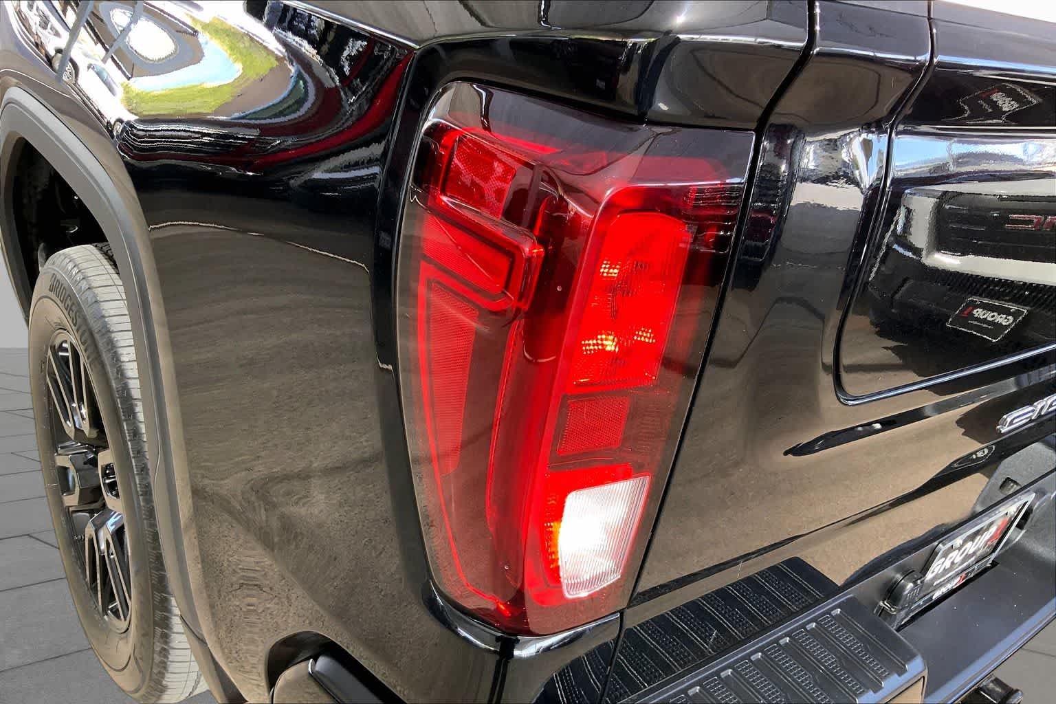 Used 2024 Onyx Black GMC Elevation image 29