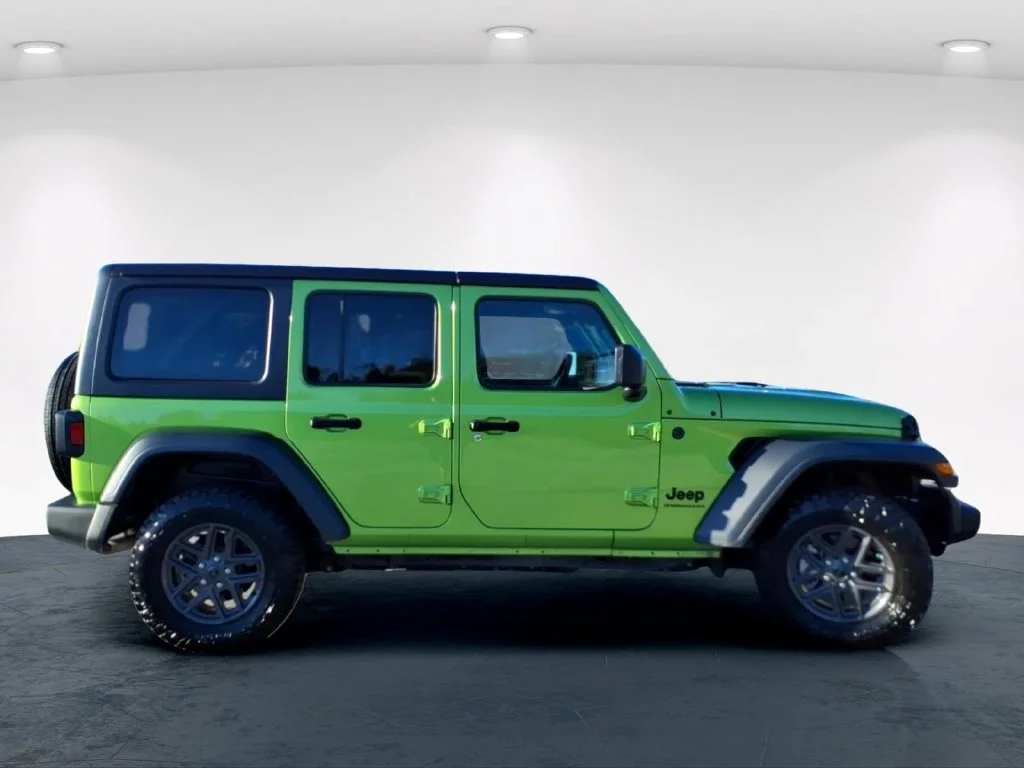 Used 2025 Green Jeep Sport S image 7