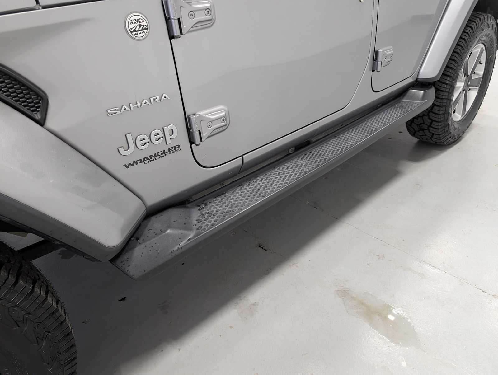 Used 2020 Billet Silver Metallic Clearcoat Jeep Sahara image 12