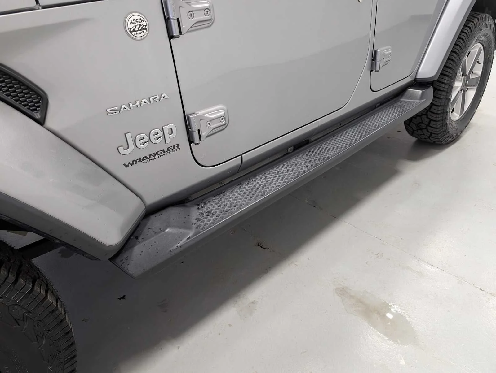 Used 2020 Billet Silver Metallic Clearcoat Jeep Sahara image 12